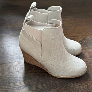 🔵 DV By Dolce Vita Gerdy Light Gray Bootie Size 7.5 Leather Wrap Wedge Heel-New!